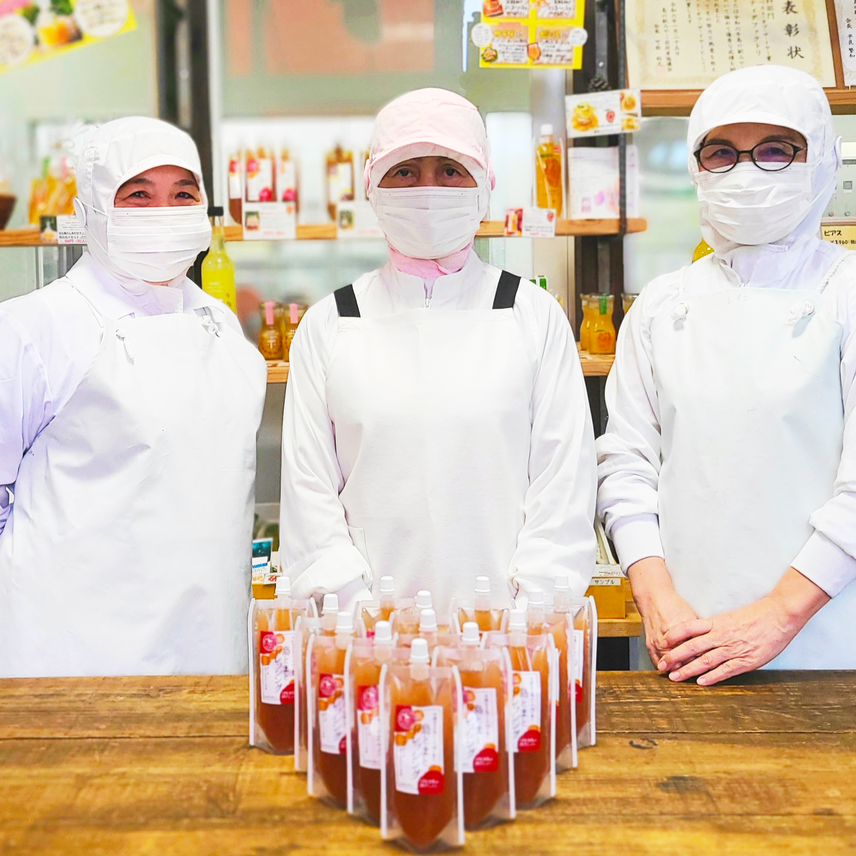 宮古島の風景や食材のイメージ、ティダファクトリの皆さん